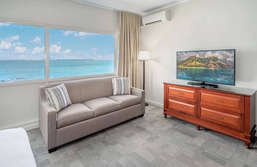 Kahului Hotel | Fantastic Hawaii Adventure! Serene Ocean Front Room! Pool & 5 Mins from Airport