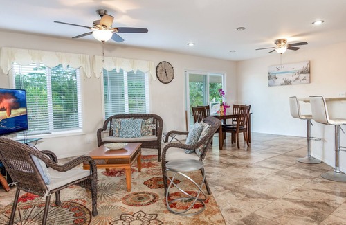 Keaau House | Fantastic vacation home with large lanai, private washer/dryer, and WiFi