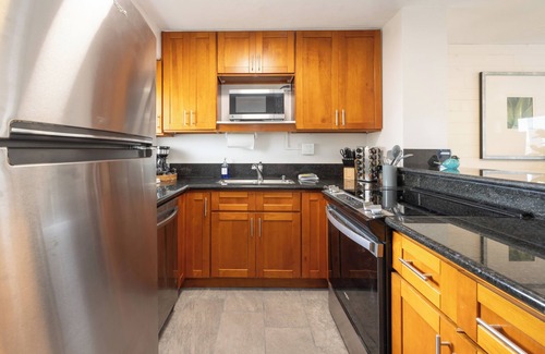 Waikiki Condo | Free parking 2-bedroom condo in Waikiki, cool breeze w/A/C. Sleeps 6