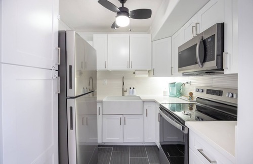 McCully - Moiliili Condo | Free Parking in the Building, King & Queen Bed, Full Kitchen, Beautiful Views