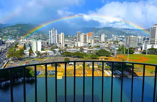 McCully - Moiliili Condo | Free Parking in the Building, King & Queen Bed, Full Kitchen, Beautiful Views