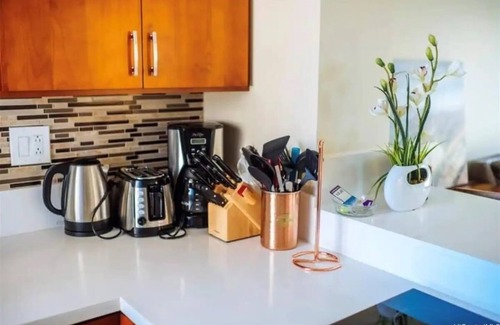 Ala Moana Apartment | FREE parking, w pool, surfboard! NEW RENO! Fits 6