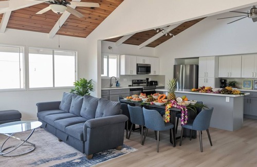 Kona Palisades House | Freshly Remodeled w/Vaulted Ceilings ,Lanai view 3.5 mi from Airport Live Local