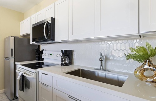 Waikiki Condo | Gorgeous 1 Bdrm Waikiki Banyan Partial Ocean View T1