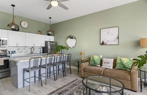 Waikiki Condo | Gorgeous High Floor Ocean View 1bdrm at Waikiki Banyan 3802-T2