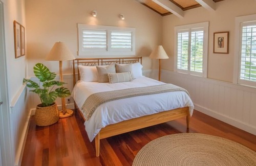 Hauula House | "Hale Opaka" | Beach Access, 6 BR, 2 Kitchens, A/C