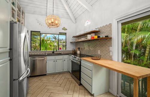 Princeville House | Hawaiian Bungalow ~A/C~ BBQ~ Near Beaches & Shops