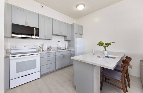 Waikiki Apartment | High Floor Mountain View with 2 Double Beds and Parking
