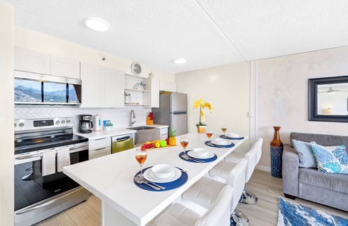 Waikiki Apartment | High Floor Mountain View with 2 Double Beds and Parking