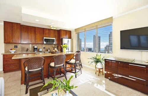 Waikiki Condo | High Floor, Partial Ocean View! Bedroom A/C, W/D, Wi-Fi, Pool, FREE Parking!