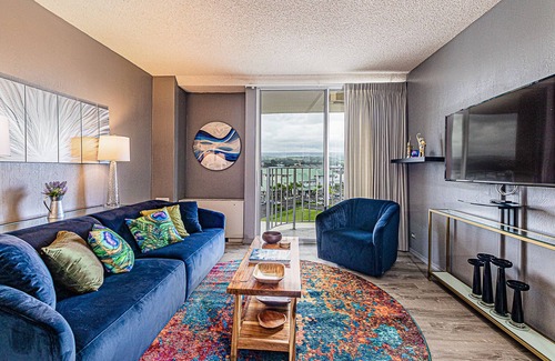 Hilo Condo | Hilo Lagoon Centre 9th floor King Bedroom Condo King Bed, POOL