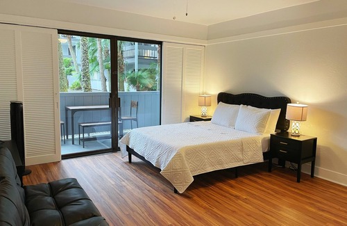 Hilo Condo | Hilo Lakefront Studio, Pool, Walk to Downtown