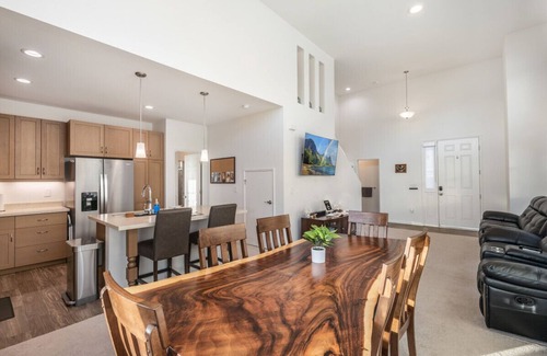 Makaha Valley House | Hot Tub|Mountain Views|Beach 6 Min|Gated|4 Parking