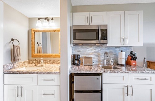 Kihei Condo | Hotel-zoned, No Risk of Zoning Change! Top Floor Maui Banyan Remodeled Studio