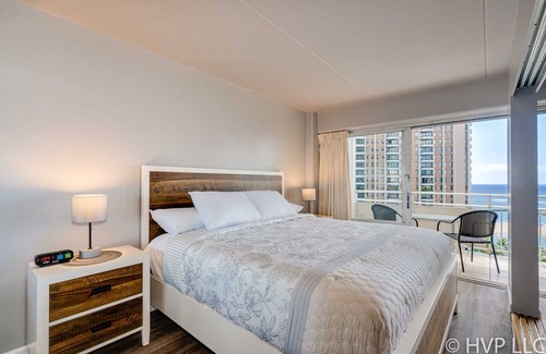 Waikiki Condo | Ilikai 1212 Ocean/Lagoon/King Bed, Sofa Bed