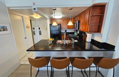 Waikiki Apartment | Ilikai Hotel Condo with Kitchen and Ocean View