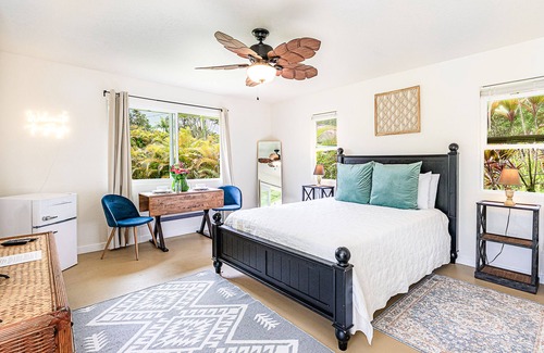 Keaau Cabin | Jungle Studio - Cute and Cozy w/Queen Bed, Wifi, Full Bathroom