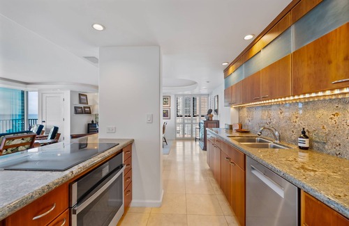 Diamond Head - Kapahulu - St. Louis Condo | Kaimana Beach Penthouse by Gather: Luxury Ocean & Diamond Head Views
