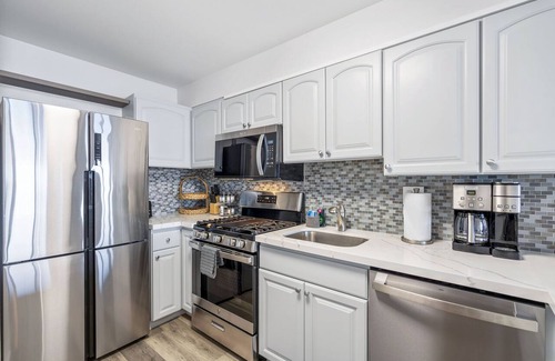 Kihei Condo | Kihei Akahi D-515: Newly Renovated Ocean View, No Carpet, 3 Zone Split AC, Wi-Fi