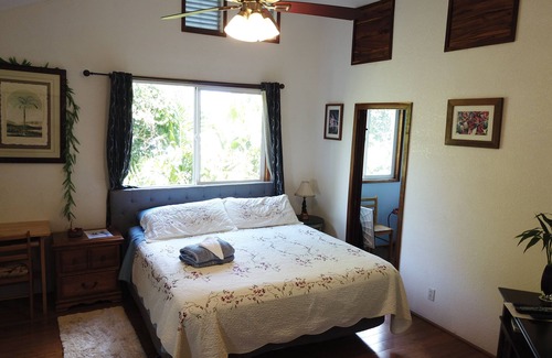 Hilo Bed & Breakfast | King room ensuite is spacious , relaxing, quiet space with a homey atmosphere.