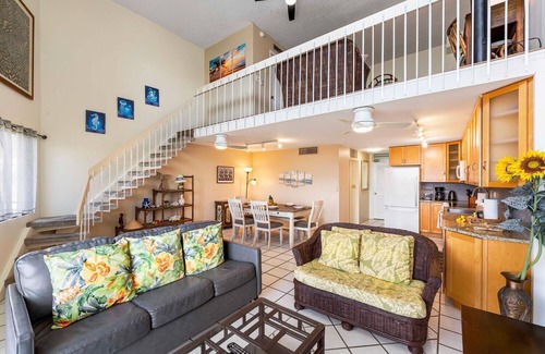 Historic Kailua Village Condo | Kona Alii 512: Tropical Oceanview Condo w/Shared Pool in Downtown Kona