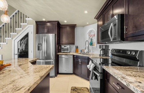 Historic Kailua Village Condo | Kona Alii#704: 7th Floor Penthouse, Direct Oceanfront, Remodeled & Ac