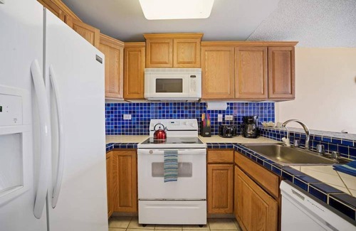 Historic Kailua Village Condo | Kona Alii Oceanview Pool Shops & Restaurants