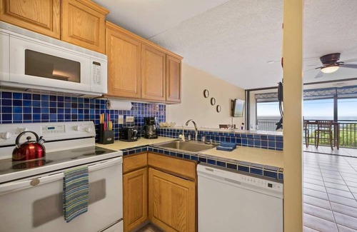 Historic Kailua Village Condo | Kona Alii Oceanview Pool Shops & Restaurants