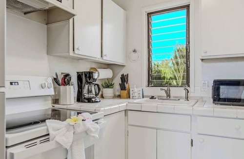 Kailua-Kona Apartment | Kona Bali Kai Couples Studio Near Beach- AC, Pool, Hot Tub, Laundry, Lanai, WIFI