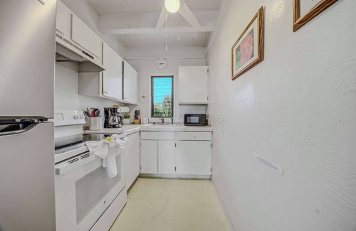 Kailua-Kona Apartment | Kona Bali Kai Couples Studio Near Beach- AC, Pool, Hot Tub, Laundry, Lanai, WIFI