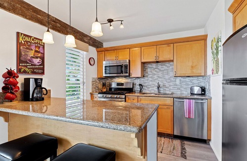 Historic Kailua Village Condo | Kona Mansions | 5-minute walking distance to Honl’s Beach