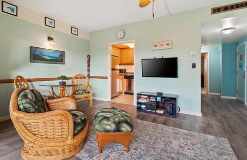 Historic Kailua Village Condo | Kona Plaza #220: Hawaiian Charm, Central Location!