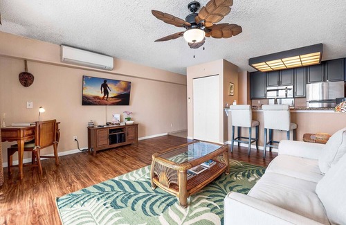 Historic Kailua Village Condo | KONA REEF D-26: DIRECT OCEANFRONT, REMODELED, AIR CONDITIONING, ELEVATORS!