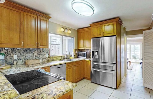 Portlock Condo | Kuapa Isle Hawaii Kai Waterfront Home w/Pool, Beach Access, Sports Court, Lanai
