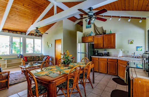 Honaunau-Napoopoo House | Let us Big Isle You! Proximity to the ocean without the beachfront price!