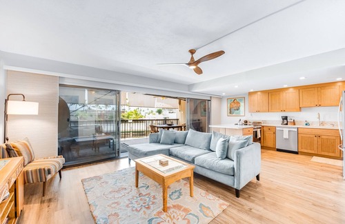 Kailua-Kona Condo | Lovely beach condo with lanai, AC, modern kitchen, pool & grills - walk Old Town