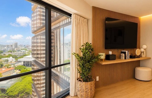 Downtown Honolulu Apartment | Luxe City Retreat – Chic & Cozy Stay Free Parking