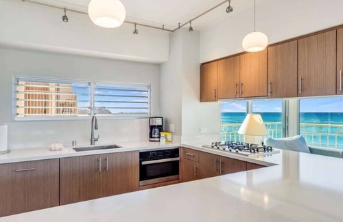 Waikiki Condo | Luxe Life on the Ocean’s Edge w/Wraparound Lanai, Kitchen–Waikīkī Shore 500