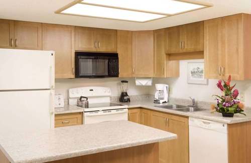Kihei Condo | Maui Banyan - One Bedroom Partial Ocean View - Full Kitchen/Free Parking