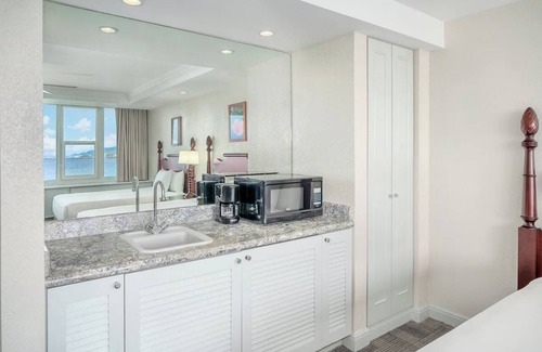 Kahului Hotel | Maui Getaway | Minutes from Kanaha Beach | Oceanfront Suite w/Pool Access!