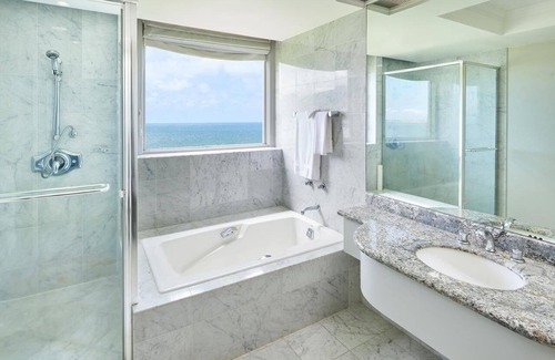 Kahului Hotel | Maui Getaway | Minutes from Kanaha Beach | Oceanfront Suite w/Pool Access!