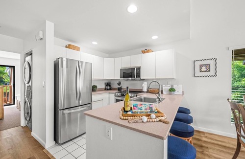 Kihei Condo | Maui Kamaole K206: Luxe Tropical Oasis with Mountain View Walk to Beach