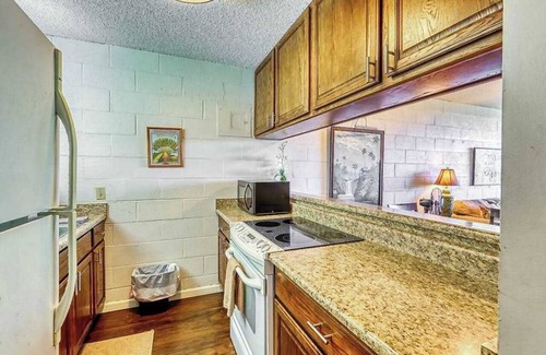 Hilo Condo | Mid-Century Hilo Condo Near the Ocean with Lanai & Shared Pool