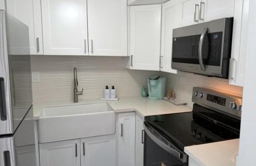 McCully - Moiliili Apartment | Modern Condo, Free Parking, Sleeps 4, 1 King Bed, 1 Queen Pullout Couch in Waikiki