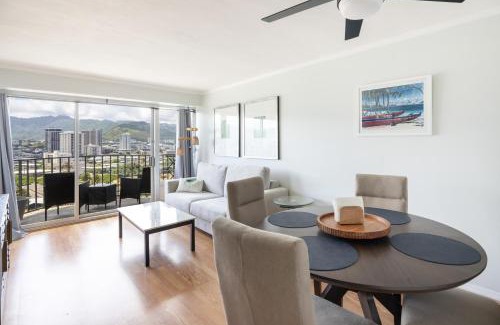 McCully - Moiliili Apartment | Modern Condo, Free Parking, Sleeps 4, 1 King Bed, 1 Queen Pullout Couch in Waikiki