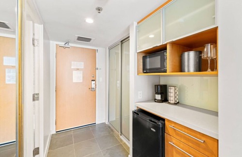 Ala Moana Apartment | Modern Hotel | Near Ala Moana, Balcony, Pool, Gym