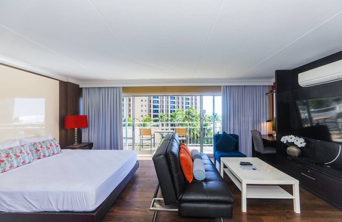 Waikiki Condo | Modern, Ocean View In a Great Location In Waikiki!