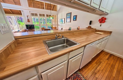 Maunaloa House | Molokai Paniolo Hale Oasis: Private Beach, Pool