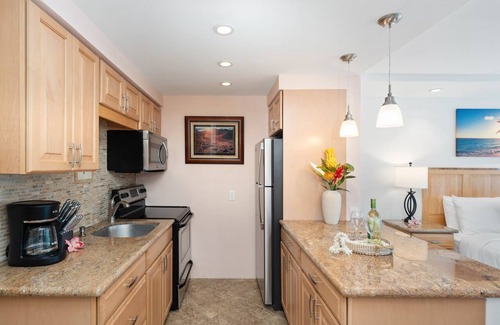 Lahaina Condo | Mountain View Studio at Beachfront Resort in West Maui - Lahaina Shores 320