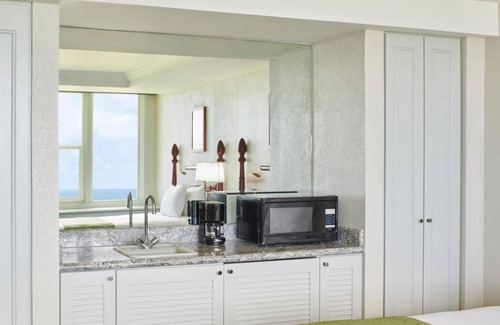 Kahului House | Nature Awaits You! Amazing Unit, Pool, Restaurant, Gym